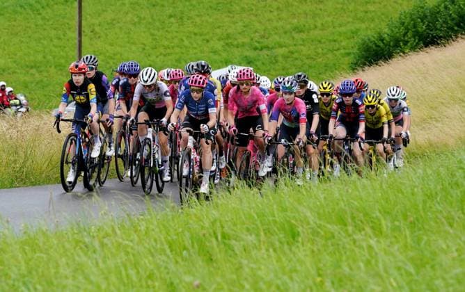 15.06.2025 Schweiz, Tour de Suisse Women 4.Eutappe Kuessnacht SZ. - Kuessnacht SZ,Bild : Das Peleton im Aufstieg zum Michaelskreuz. V.li. Mary Niam Fisher.Ginia Galuori(SUI) Team Nexetis, USA Kristen Faulkner (USA) Team EF Education-Oatly, rechts Demi Vollering (NED) Team FDJ-Suez.Aktion.