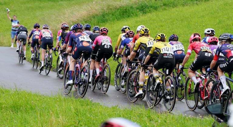 15.06.2025 Schweiz, Tour de Suisse Women 4.Eutappe Kuessnacht SZ. - Kuessnacht SZ,Bild : Das Peleton im Aufstieg zum Michaelskreuz.Aktion.