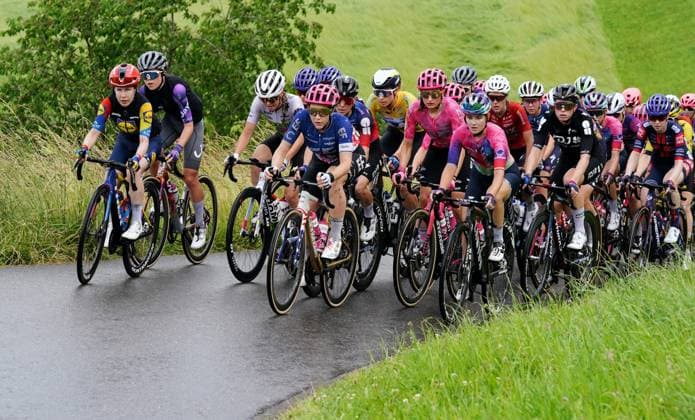 15.06.2025 Schweiz, Tour de Suisse Women 4.Eutappe Kuessnacht SZ. - Kuessnacht SZ,Bild : Das Peleton im Aufstieg zum Michaelskreuz. V.li. Mary Niam Fisher USA ,Ginia Caluori (SUI) Team Nexetis.Kristen Faulkner (USA) Team EF Education-Oatly, rechts Demi Vollering (NED) Team FDJ-Suez.Aktion.