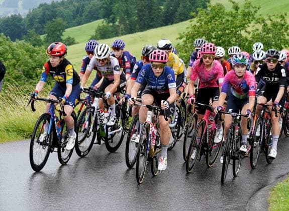 15.06.2025 Schweiz, Tour de Suisse Women 4.Eutappe Kuessnacht SZ. - Kuessnacht SZ,Bild : Das Peleton im Aufstieg zum Michaelskreuz. V.li. Mary Niam Fisher USA ,Ginia Caluori (SUI) Team Nexetis,Kristen Faulkner (USA) Team EF Education-Oatly, rechts Demi Vollering (NED) Team FDJ-Suez.Aktion.