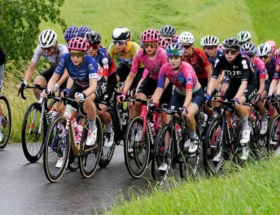 15.06.2025 Schweiz, Tour de Suisse Women 4.Eutappe Kuessnacht SZ. - Kuessnacht SZ,Bild : Das Peleton im Aufstieg zum Michaelskreuz. V.li. Ginia Caluori (SUI) Team Nexetis,Kristen Faulkner (USA) Team EF Education-Oatly, in gelb Marlen Reusser(SUI) Team Movistar.rechts Demi Vollering (NED) Team FDJ-Suez.Aktion.
