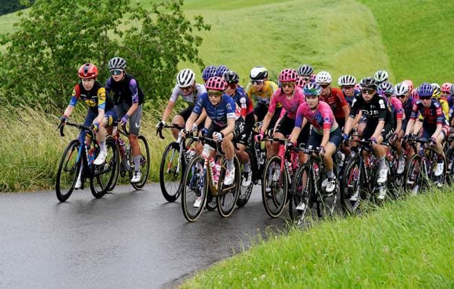 15.06.2025 Schweiz, Tour de Suisse Women 4.Eutappe Kuessnacht SZ. - Kuessnacht SZ,Bild : Das Peleton im Aufstieg zum Michaelskreuz. V.li. Mary Niam Fisher USA ,Ginia Caluori (SUI) Team Nexetis,Kristen Faulkner (USA) Team EF Education-Oatly, rechts Demi Vollering (NED) Team FDJ-Suez.Aktion.