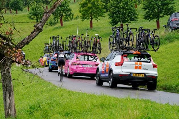 15.06.2025 Schweiz, Tour de Suisse Women 4.Eutappe Kuessnacht SZ. - Kuessnacht SZ,Bild : Begleitautos im Aufstieg nach Michaelskreuz.Aktion.