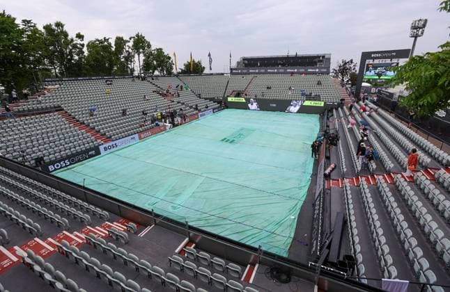 BAU Stuttgart Tennis , BOSS Open Finale, Feature, eine Plane schützt den Rasen des Center Courts vor Regen