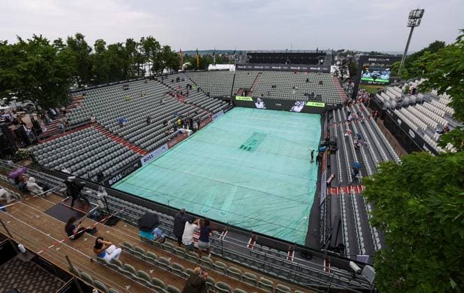 BAU Stuttgart Tennis , BOSS Open Finale, eine Plane schützt den Rasen des Center Courts vor Regen