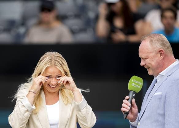 DEN BOSCH - MichaoÂ«lla Krajicek receives a tribute prior to the finals of the Libema Open tennis tournament. At right, tournament director Marcel Hunze. ANP SANDER KING xVIxANPxSportx xxANPxIVx 529942505 originalFilename: 529942505.jpg