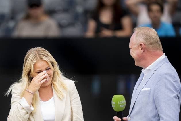 Sport Themen der Woche KW24 Sport Bilder des Tages DEN BOSCH - MichaoÂ«lla Krajicek receives a tribute prior to the finals of the Libema Open tennis tournament. ANP SANDER KING xVIxANPxSportx xxANPxIVx 529942512 originalFilename: 529942512.jpg