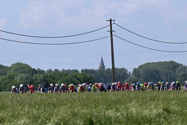 Elfstedenronde 2025 Cycling Race BRUGGE, BELGIUM - JUNE 15 : illustration picture peloton during the 43th edition of Elfstedenronde an UCI Class 1.1 one day cycling road race for Men Elite of 196 km with start in Brugge and finish in Brugge on June 15, 2025 in Brugge, Belgium, 15 06 2025 ( Motordriver Guy De Vuyst - Brugge Belgium  Copyright: xNicoxVereeckenx