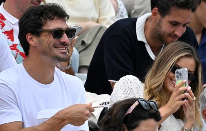 auf der Tribuene Mats Hummels mit Freundin Nicola Cavanis macht Handyphoto mit Smartphone Tennis Herren BOSS Open ATP, Tennis Herren 250 Stuttgart 2025 Weissenhof BOSS Open ATP 250 Stuttgart 2025