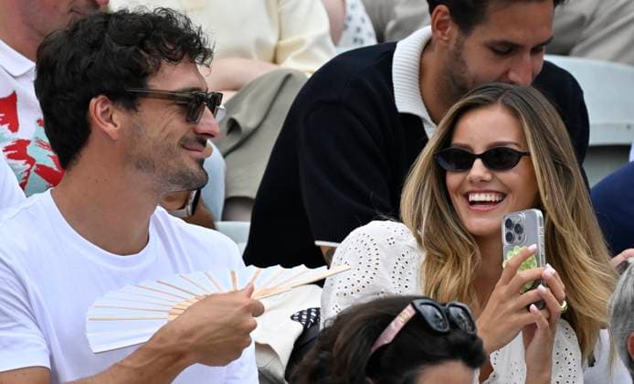 auf der Tribuene Mats Hummels mit Freundin Nicola Cavanis macht Handyphoto mit Smartphone Tennis Herren BOSS Open ATP, Tennis Herren 250 Stuttgart 2025 Weissenhof BOSS Open ATP 250 Stuttgart 2025