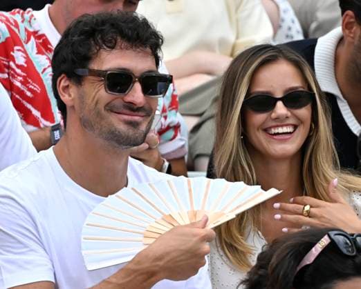 auf der Tribuene Mats Hummels mit Freundin Nicola Cavanis Faecher faechert Luft zu Tennis Herren BOSS Open ATP, Tennis Herren 250 Stuttgart 2025 Weissenhof BOSS Open ATP 250 Stuttgart 2025