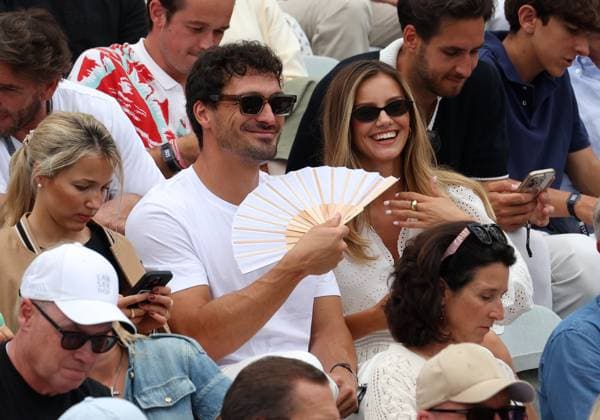 BAU Stuttgart Tennis , BOSS Open Finale, Mats Hummels (Mitte mit Sonnenfächer) und Freundin Nicola Cavanis (rechts)