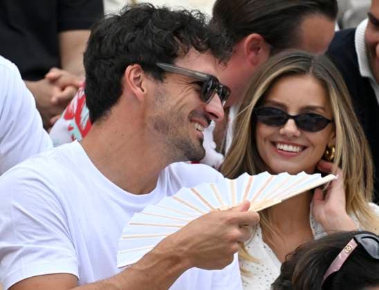 auf der Tribuene Mats Hummels mit Freundin Nicola Cavanis Faecher faechert Luft zu Tennis Herren BOSS Open ATP, Tennis Herren 250 Stuttgart 2025 Weissenhof BOSS Open ATP 250 Stuttgart 2025