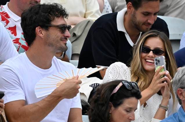 auf der Tribuene Mats Hummels mit Freundin Nicola Cavanis macht Handyphoto mit Smartphone Tennis Herren BOSS Open ATP, Tennis Herren 250 Stuttgart 2025 Weissenhof BOSS Open ATP 250 Stuttgart 2025