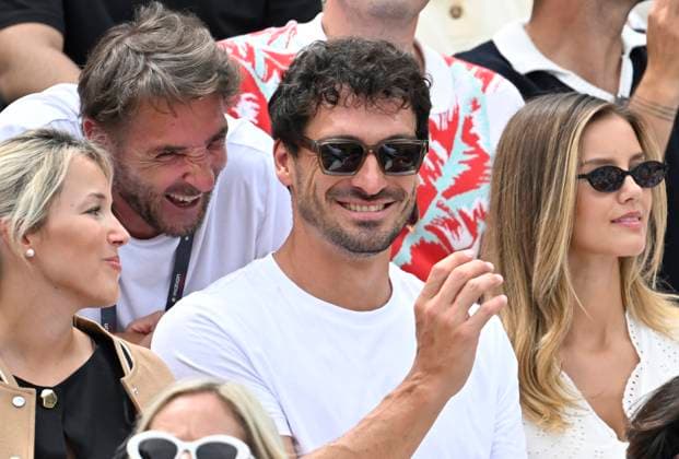 auf der Tribuene Schauspieler Mark Keller (links) im Gespraech Diskussion mit Mats Hummels mit Freundin Nicola Cavanis Tennis Herren BOSS Open ATP, Tennis Herren 250 Stuttgart 2025 Weissenhof BOSS Open ATP 250 Stuttgart 2025