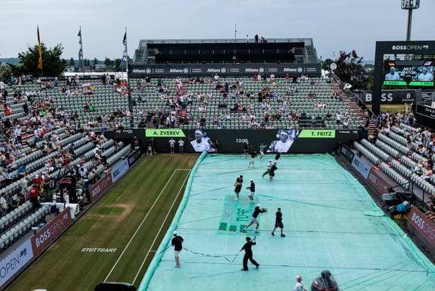 BOSS OPEN ATP250; 15.06.2025 Regenpause, die Abdeckung des Rasens wird bewegt BOSS OPEN ATP250; Stuttgart, Tennisclub Weissenhof am 15.06.2025 Copyright: xBEAUTIFULxSPORTS Wunderlx