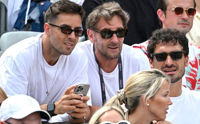 auf der Tribuene Mats Hummels (rechts) im Gespraech Diskussion mit Schauspieler Mark Keller (Mitte) und dessen Sohn Joshua (links) Tennis Herren BOSS Open ATP, Tennis Herren 250 Stuttgart 2025 Weissenhof BOSS Open ATP 250 Stuttgart 2025