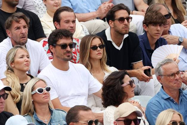 BAU Stuttgart Tennis , BOSS Open Finale, Mats Hummels (Mitte) und Freundin Nicola Cavanis (rechts), oben links Mark Keller und Sohn Joshua (3.v.r mit Sonnenbrille)