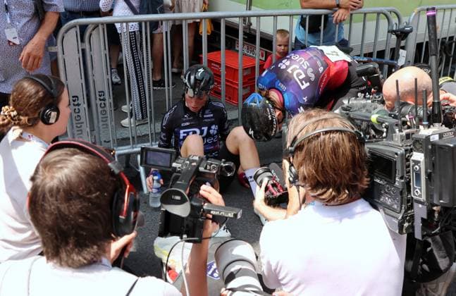 15.06.2025 Schweiz, Tour de Suisse Women 4.Eutappe Kuessnacht SZ. - Kuessnacht SZ,Bild : Bild : Enttaeuscht am Boden,Demi Vollering (NED) team FDJ-Suez Aktion..