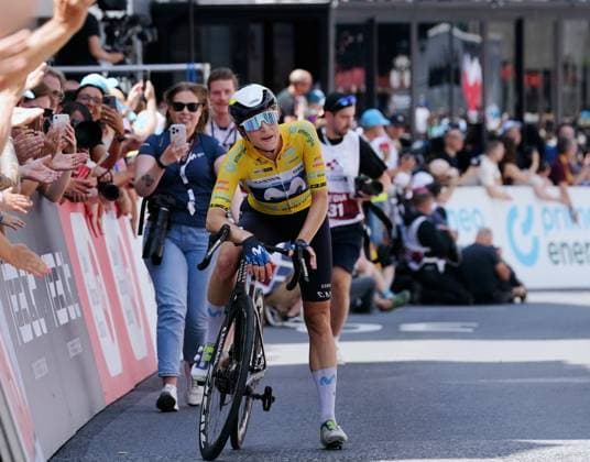 15.06.2025 Schweiz, Tour de Suisse Women 4.Eutappe Kuessnacht SZ. - Kuessnacht SZ,Bild : Bild : Etappensiegerin und Gesamtsiegerin Marlen Reusser (SUI) Team Movistar am Ziel.Aktion..
