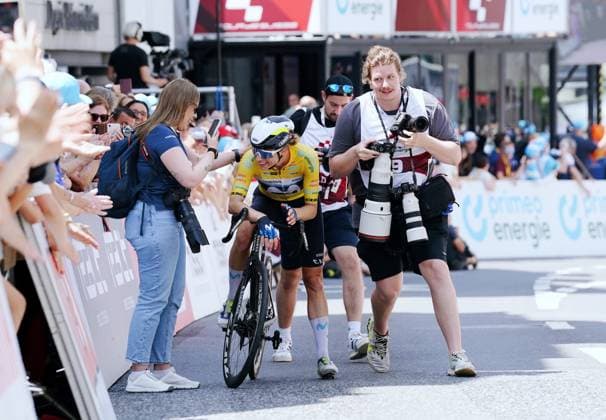 15.06.2025 Schweiz, Tour de Suisse Women 4.Eutappe Kuessnacht SZ. - Kuessnacht SZ,Bild : Bild : Etappensiegerin und Gesamtsiegerin Marlen Reusser (SUI) Team Movistar am Ziel.Aktion..Fotograf in Aktion