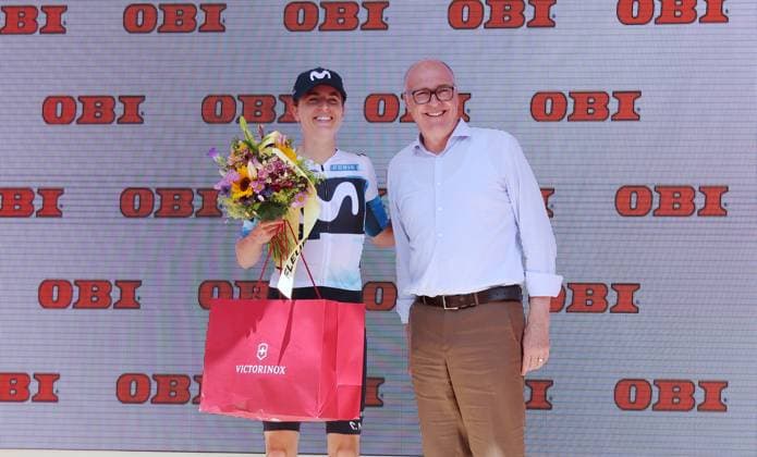 15.06.2025 Schweiz, Tour de Suisse Women 4.Eutappe Kuessnacht SZ. - Kuessnacht SZ,Bild : Bild : Etappensiegerin und Gesamtsiegerin Marlen Reusser (SUI) Team Movistar,links Bundesrat MartinPfister