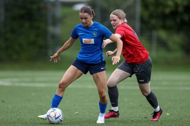 v.li.: Finja Paape (SC Victoria Hamburg, 17) und Marei Meyer (FC Union 60 Bremen, 18) im Zweikampf, Duell, Dynamik, Aktion, Action, Spielszene, 15.06.2025, Bremen (Deutschland), Fussball, Aufstiegsrunde Regionalliga Nord Frauen, FC Union 60 - SC Victoria Hamburg
