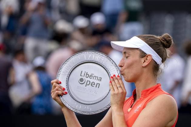 DEN BOSCH - Elise Mertens (BEL) kisses the scale for winning the Libema Open tennis tournament. The grass tournament is part of the ATP, Tennis Herren and WTA, Tennis Damen circuit. ANP SANDER KING xVIxANPxSportx xxANPxIVx 529948683 originalFilename: 529948683.jpg