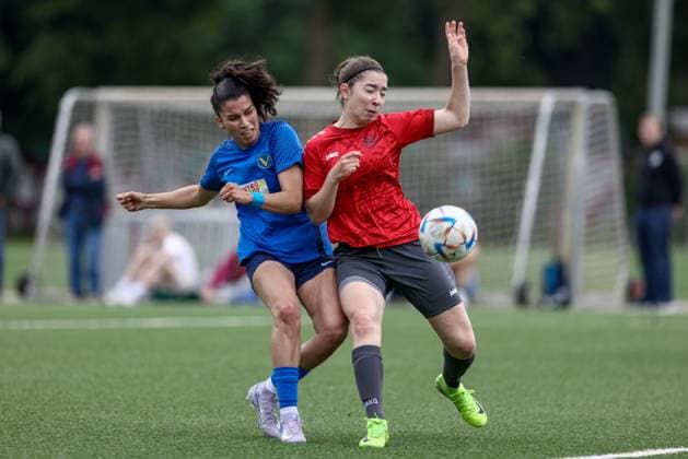 v.li.: Irem Üstün (SC Victoria Hamburg, 32) und Jette Wille (FC Union 60 Bremen, 3) im Zweikampf, Duell, Dynamik, Aktion, Action, Spielszene, 15.06.2025, Bremen (Deutschland), Fussball, Aufstiegsrunde Regionalliga Nord Frauen, FC Union 60 - SC Victoria Hamburg