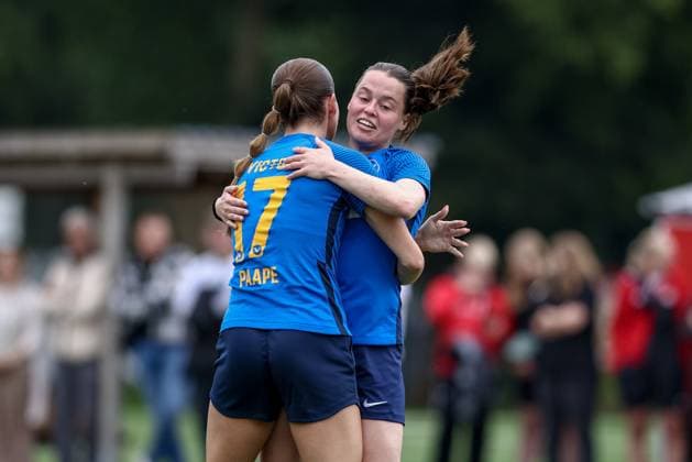 v.li.: Finja Paape (SC Victoria Hamburg, 17) und Celine Witt (SC Victoria Hamburg, 9) mit Torjubel, Jubel, jubeln, jubelt, optimistisch, Spielszene, Highlight, Freude über das Tor zum 0:3, 15.06.2025, Bremen (Deutschland), Fussball, Aufstiegsrunde Regionalliga Nord Frauen, FC Union 60 - SC Victoria Hamburg