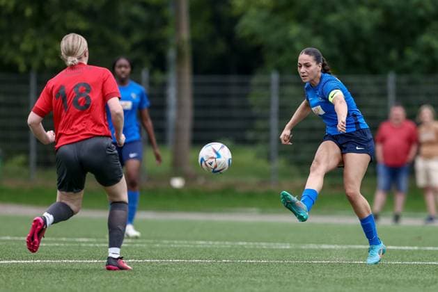Amira Mobarak (SC Victoria Hamburg, 19) am Ball, Einzelbild, Ganzkörper, Aktion, Action, Spielszene, 15.06.2025, Bremen (Deutschland), Fussball, Aufstiegsrunde Regionalliga Nord Frauen, FC Union 60 - SC Victoria Hamburg