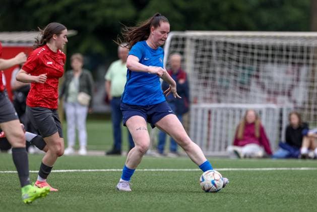 Jana Bothmann (SC Victoria Hamburg, 36) am Ball, Einzelbild, Ganzkörper, Aktion, Action, Spielszene, 15.06.2025, Bremen (Deutschland), Fussball, Aufstiegsrunde Regionalliga Nord Frauen, FC Union 60 - SC Victoria Hamburg
