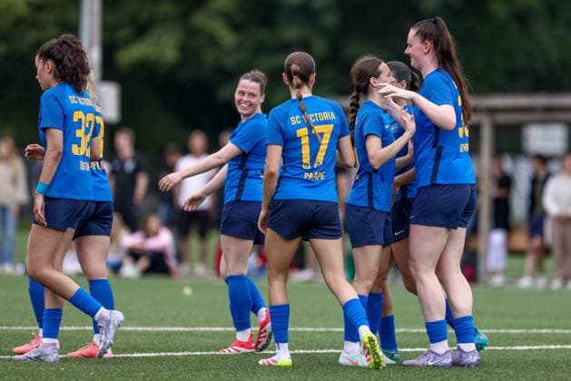 Spielerinnen vom SC Victoria Hamburg mit Torjubel, Jubel, jubeln, jubelt, optimistisch, Spielszene, Highlight, Freude über das Tor zum 0:6, 15.06.2025, Bremen (Deutschland), Fussball, Aufstiegsrunde Regionalliga Nord Frauen, FC Union 60 - SC Victoria Hamburg