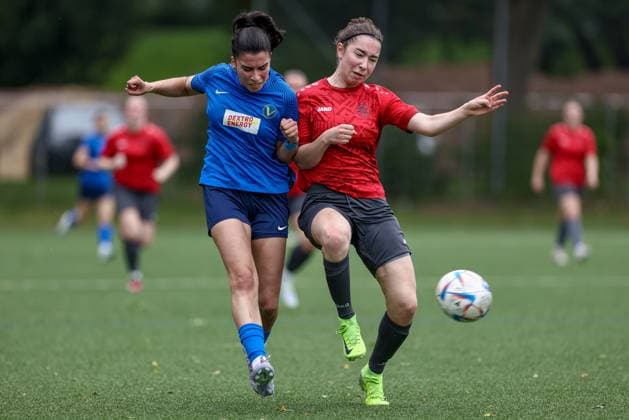 v.li.: Irem Üstün (SC Victoria Hamburg, 32) und Jette Wille (FC Union 60 Bremen, 3) im Zweikampf, Duell, Dynamik, Aktion, Action, Spielszene, 15.06.2025, Bremen (Deutschland), Fussball, Aufstiegsrunde Regionalliga Nord Frauen, FC Union 60 - SC Victoria Hamburg