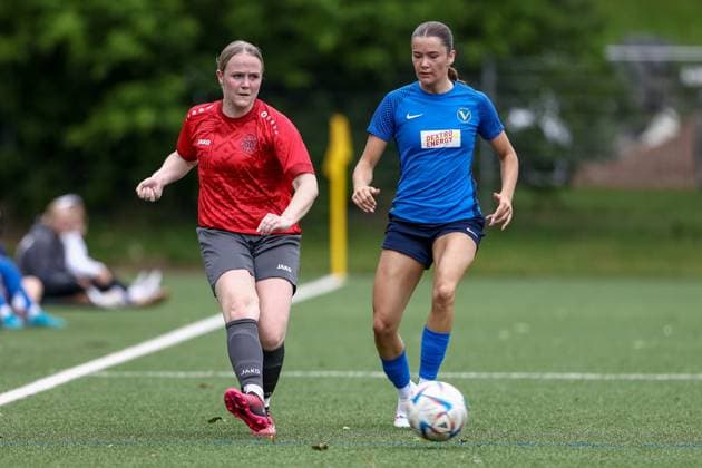 v.li.: Marei Meyer (FC Union 60 Bremen, 18) und Finja Paape (SC Victoria Hamburg, 17) im Zweikampf, Duell, Dynamik, Aktion, Action, Spielszene, 15.06.2025, Bremen (Deutschland), Fussball, Aufstiegsrunde Regionalliga Nord Frauen, FC Union 60 - SC Victoria Hamburg