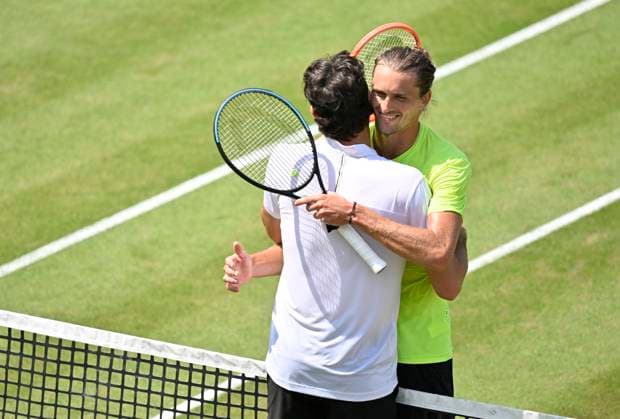 nach Spielende: Alexander Zverev (GER) gratuliert Taylor Fritz (USA) zum Sieg Gestik Geste Tennis Herren BOSS Open ATP, Tennis Herren 250 Stuttgart 2025 Weissenhof BOSS Open ATP 250 Stuttgart 2025