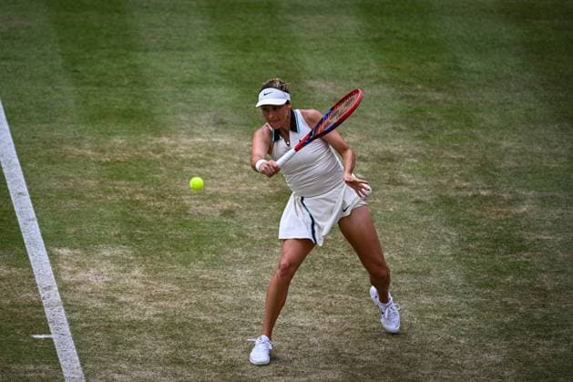 Sport Bilder des Tages 15th June 2025; HSBC Championships, Queens Club, West Kensington, London, England: HSBC Womens Championships Queens Club, Day 7; Tatjana Maria (GER) returns serve to Amanda Anisimova (USA) in the womens singles final  ActionPlus12801357 GodfreyxPitt
