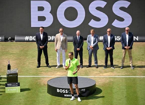 nach Spielende: Alexander Zverev (GER) richtet ein paar Worte ans Publikum Tennis Herren BOSS Open ATP, Tennis Herren 250 Stuttgart 2025 Weissenhof BOSS Open ATP 250 Stuttgart 2025