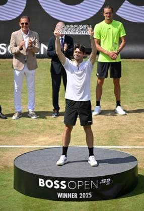 nach Spielende: Ehrung Siegerehrung Taylor Fritz (USA) mit Trophaee dahinter Alexander Zverev (GER) (rechts) Daniel Grieder CEO Chief Executive Officer und Mitglied des Vorstands der HUGO BOSS AG (links) Tennis Herren BOSS Open ATP, Tennis Herren 250 Stuttgart 2025 Weissenhof BOSS Open ATP 250 Stuttgart 2025