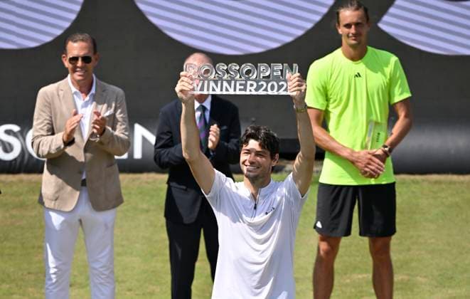 nach Spielende: Ehrung Siegerehrung Taylor Fritz (USA) mit Trophaee dahinter Alexander Zverev (GER) (rechts) Daniel Grieder CEO Chief Executive Officer und Mitglied des Vorstands der HUGO BOSS AG (links) Tennis Herren BOSS Open ATP, Tennis Herren 250 Stuttgart 2025 Weissenhof BOSS Open ATP 250 Stuttgart 2025