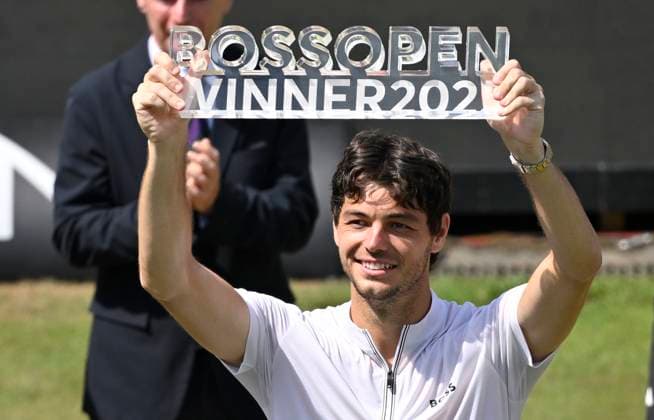 nach Spielende: Ehrung Siegerehrung Taylor Fritz (USA) mit Trophaee Tennis Herren BOSS Open ATP, Tennis Herren 250 Stuttgart 2025 Weissenhof BOSS Open ATP 250 Stuttgart 2025