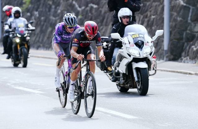 15.06.2025 Schweiz. Tour de Suisse Herren 2025.+.Etappe Kuessnacht - Kuesnacht.Bild :Die Ausreisser vorne Julian Alphilippe (FRA) Team Tudor,hinten Felix Engelhardt Team Jayco Alula. Begleitet von TV Motorrad Aktion