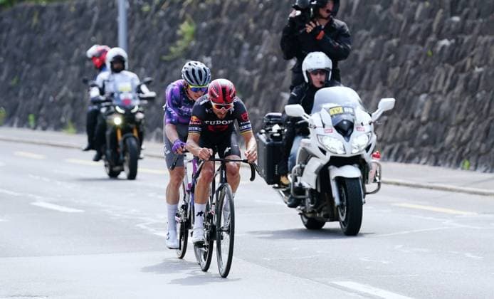 15.06.2025 Schweiz. Tour de Suisse Herren 2025.+.Etappe Kuessnacht - Kuesnacht.Bild :Die Ausreisser vorne Julian Alphilippe (FRA) Team Tudor,hinten Felix Engelhardt Team Jayco Alula. Begleitet von TV Motorrad Aktion