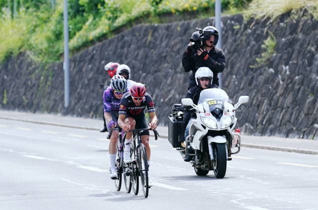 15.06.2025 Schweiz. Tour de Suisse Herren 2025.+.Etappe Kuessnacht - Kuesnacht.Bild :Die Ausreisser vorne Julian Alphilippe (FRA) Team Tudor,hinten Felix Engelhardt Team Jayco Alula. Begleitet von TV Motorrad Aktion