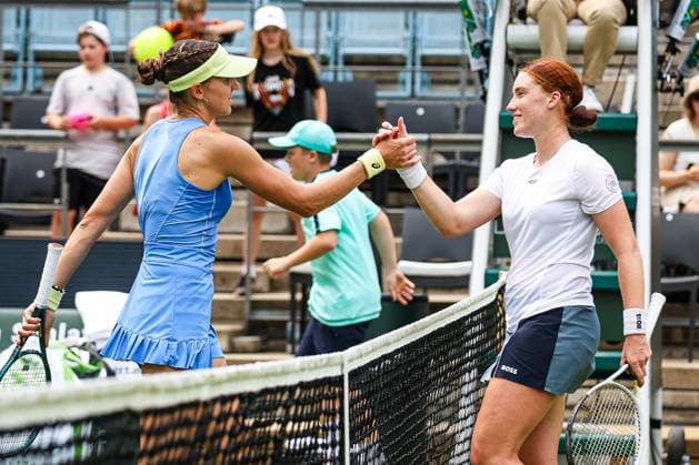 Rebeka Masarova SUI und Ella Seidel GER am Netz, Berlin Tennis Open by HYLO 2025, Berlin, LTTC Rot-Weiß , 15.06.2025, Copyright: xClaudioxGärtnerx