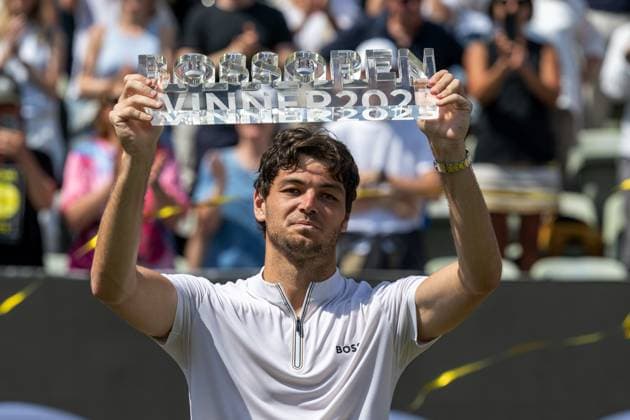 Jubel und Freude beim diesjährigen Sieger der Boss Open 2025, Taylor Fritz (USA). xettx, Deutschland, Stuttgart, 15.06.2025, Tennis, Boss Open, 2025, Finale, A. Zverev (GER) - T. Fritz (USA), TC Weissenhof, Center Court
