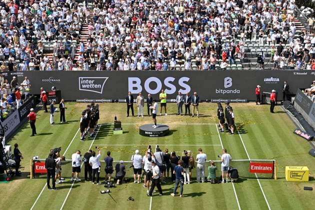 Siegerehrung Ehrung Totale Uebersicht Pressefotografen Sportfotografen Taylor Fritz (USA) auf Podest mit Trophaee Tennis Herren BOSS Open ATP, Tennis Herren 250 Stuttgart 2025 Weissenhof BOSS Open ATP 250 Stuttgart 2025