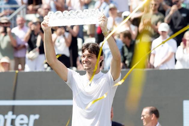 15.06.25 Tennis BOSS Open Stuttgart Weissenhof 2025 Deutschland, Stuttgart, 15.06.2025, Tennis, BOSS Open Stuttgart Weissenhof 2025: Taylor Fritz Sieger Gewinner Pokal Trophäe.