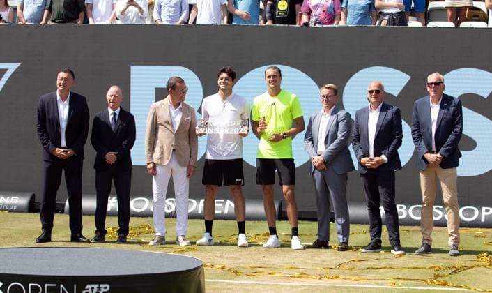 15.06.25 Tennis BOSS Open Stuttgart Weissenhof 2025 Deutschland, Stuttgart, 15.06.2025, Tennis, BOSS Open Stuttgart Weissenhof 2025: v.l. Taylor Fritz (Gewinner, Sieger) mit Pokal Trophäe, Alexander Zverev.