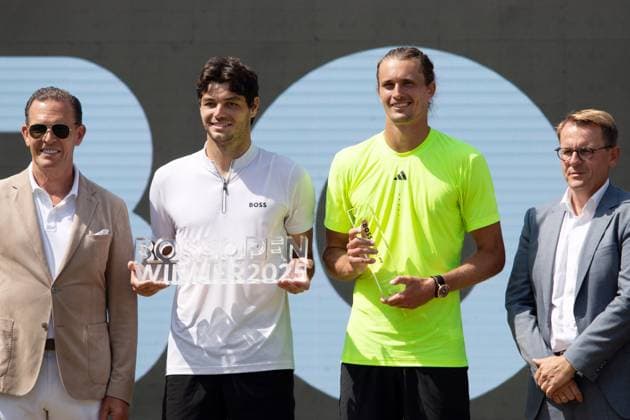 15.06.25 Tennis BOSS Open Stuttgart Weissenhof 2025 Deutschland, Stuttgart, 15.06.2025, Tennis, BOSS Open Stuttgart Weissenhof 2025: v.l. Taylor Fritz (Gewinner, Sieger) mit Pokal Trophäe, Alexander Zverev.
